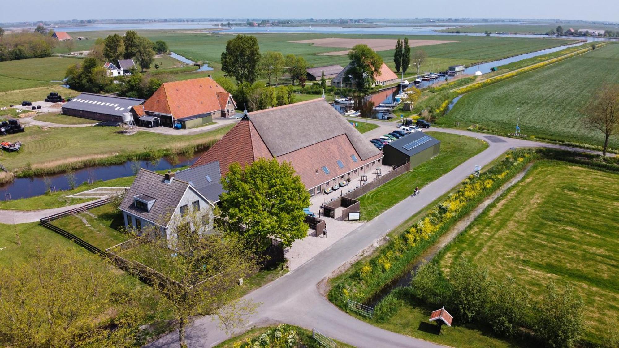 Groepsaccommodatie Fries En Fruitig Nijhuizum Eksteriør billede